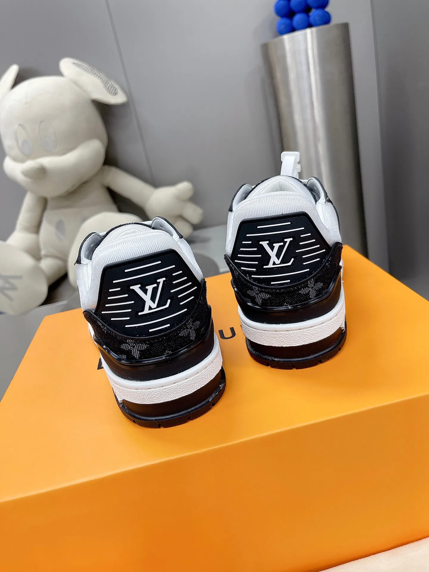 👟👟Ex-factory price 840👟👟The highest version on the Internet⚠️Feel free to compare! 2021🔥New model, purchase quality LV~Louis Vuitton by Virgin Abloh’s best-looking sneakers, Donkey Brand strongly recommends new products, official website limited edition retro basketball sneakers! Both high and low tops cost money to purchase 1:1 accurate replicas of the originals. The details are invincible, full of sincerity, imported custom-made original cowhide, the original package method is the same, the details are 100% restored, and the private model customized the original one-piece T👟👟factory price U outsole, which is different from other brands. Without the original version, this effect cannot be achieved! 35-45 (46 is custom-made and non-refundable) Some colors are available in women’s styles